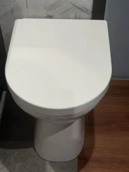 Villeroy & Boch O.Novo VITA Приставной унитаз, Альпийский белый с сиденьем сфункцией QuickRelease и SoftClosing, крепления из нержавеющей стали 4683001+98M9С101